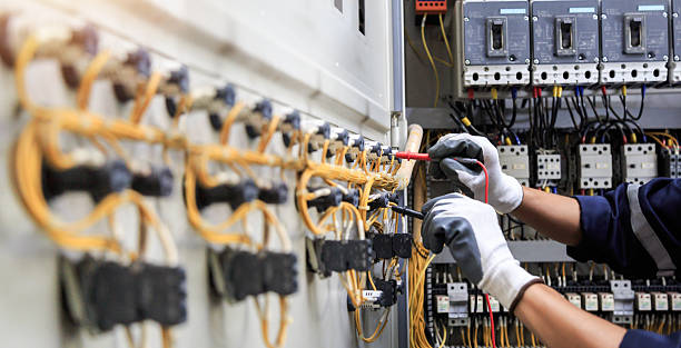 Professional Electrician technician working in Great Neck Gardens, NY